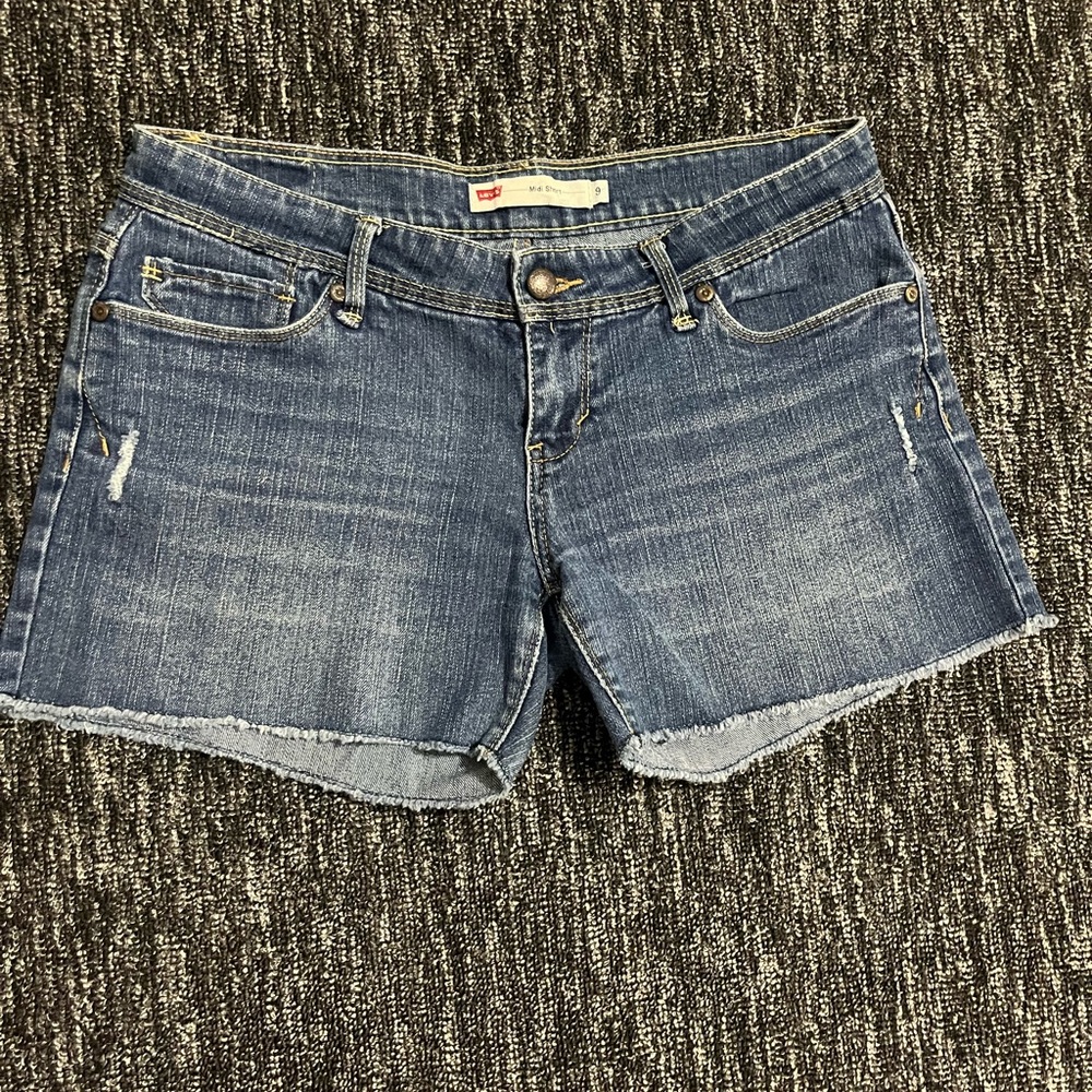 Women's Levi's Midi jean shorts size 9